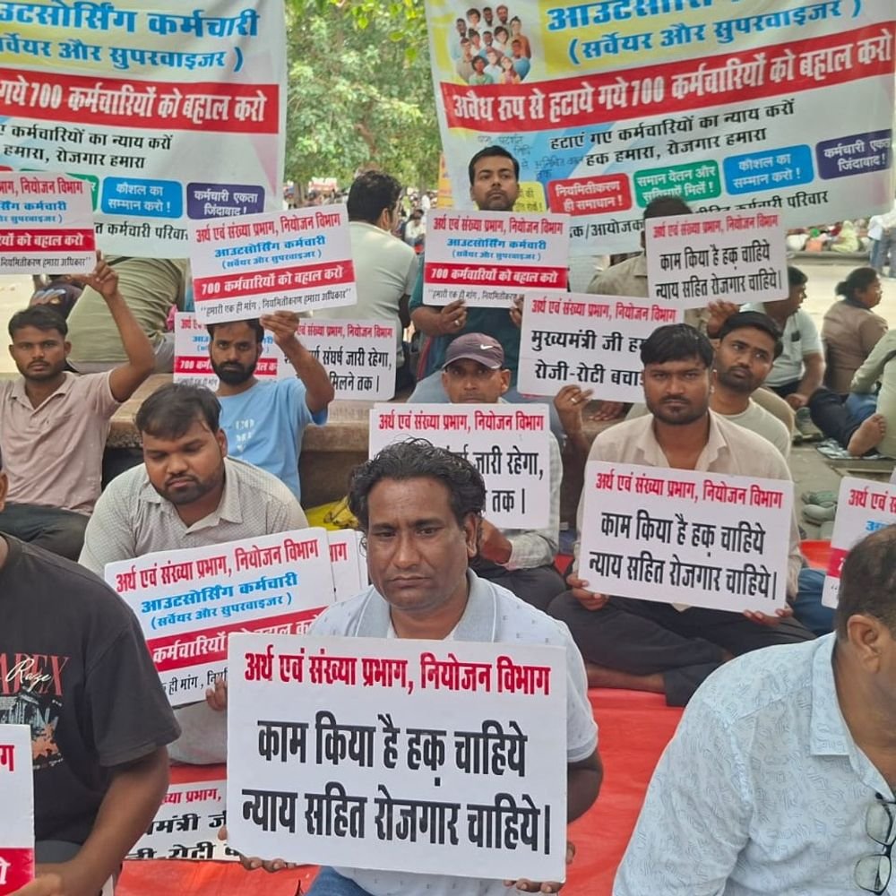 एक ट्रिलियन इकोनॉमी बनाने के लिए हमारी जरूरत:लखनऊ में नियोजन विभाग के आउटसोर्स कर्मी बोले- कोई सुन नहीं रहा, 25 दिन से धरना