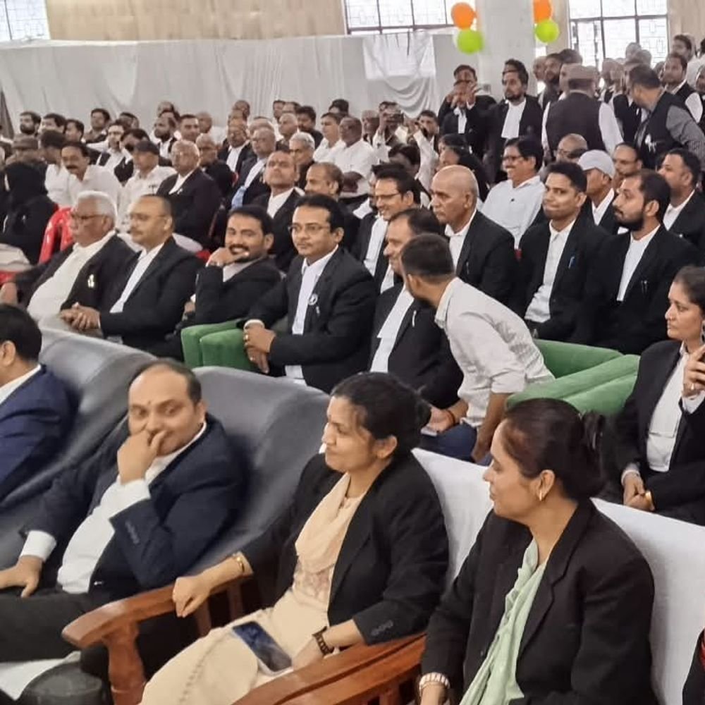 डिस्ट्रिक्ट बार एसोसिएशन की नई कार्यकारिणी ने ली शपथ:जिला न्यायाधीश बोले- समाज के अंतिम व्यक्ति तक न्याय पहुंचाना जिम्मेदारी