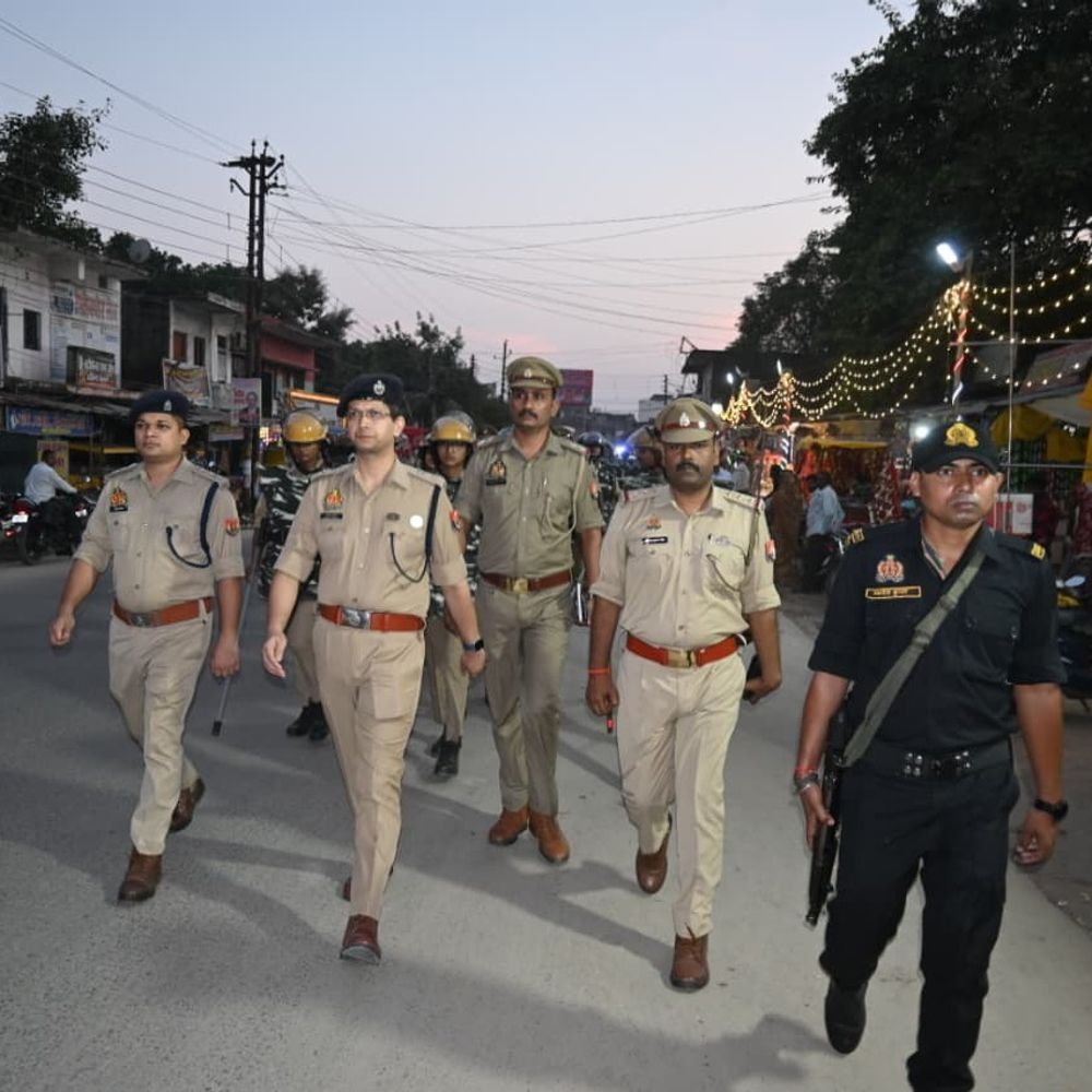 महराजगंज में एसपी ने किया पैदल मार्च:नवरात्रि पर सुरक्षा व्यवस्था का जायजा लिया, लोगों से शांति की अपील की