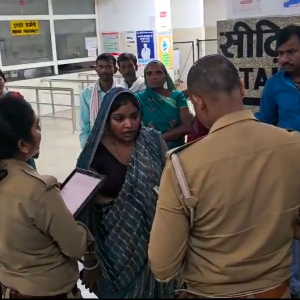 रायबरेली महिला अस्पताल के गेट पर गर्भवती का प्रसव:परिजनों ने रिश्वत मांगने का लगाया आरोप, अस्पताल प्रशासन बोला- महिला खुद बेड से उठकर बाहर आई