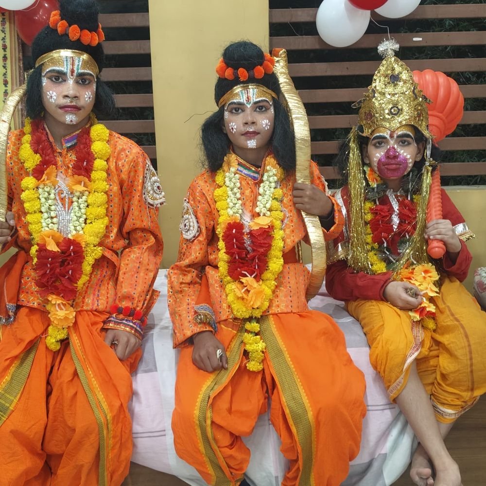 घाटमपुर के पतारा में आधी रात को रावण दहन:श्रीराम-लक्ष्मण और हनुमान की झांकियां निकलीं, भगवा ध्वज लेकर जय श्रीराम के नारे लगाते निकले युवा
