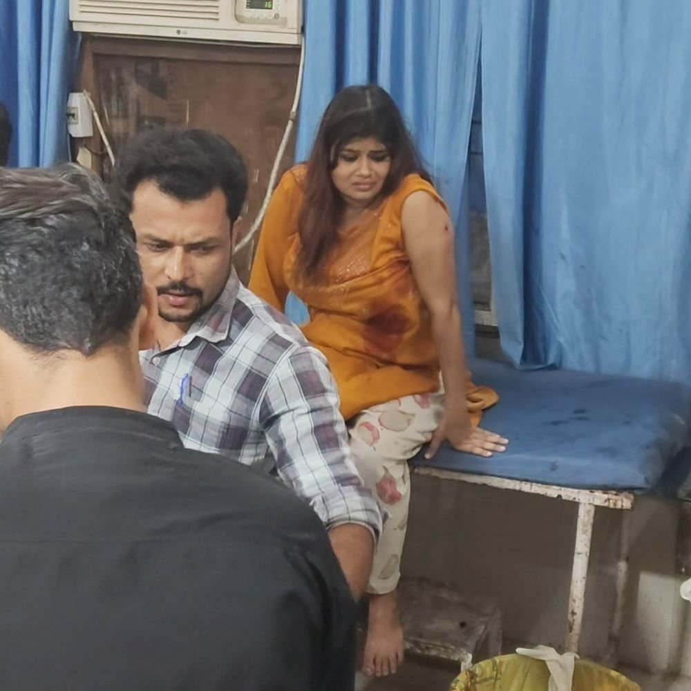 पत्नी को प्रेमी साथ देख पति ने की फायरिंग:दोनों आगरा रेफर, 6 से ज्यादा राउंड फायर किए, आरोपी पति गिरफ्तार