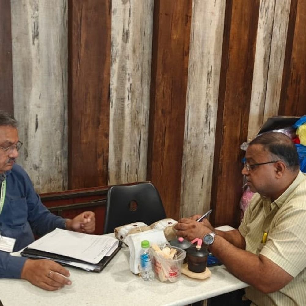 पिलखुवा बेकरी से आलू चिप्स, खोआ का नमूना नमूना लिया:खाद्य सुरक्षा टीम ने जांच के लिए भेजा, एक्सपायरी डेट लिखने के निर्देश दिए