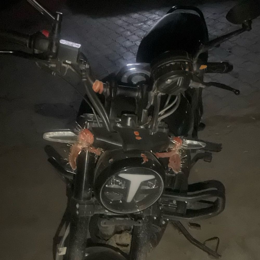 भैंस को लात मारने पर पिस्टल दिखाकर धमकी:डायल-112 ने दो युवकों को दबोचा, दो जिंदा कारतूस और बिना नंबर की बाइक बरामद