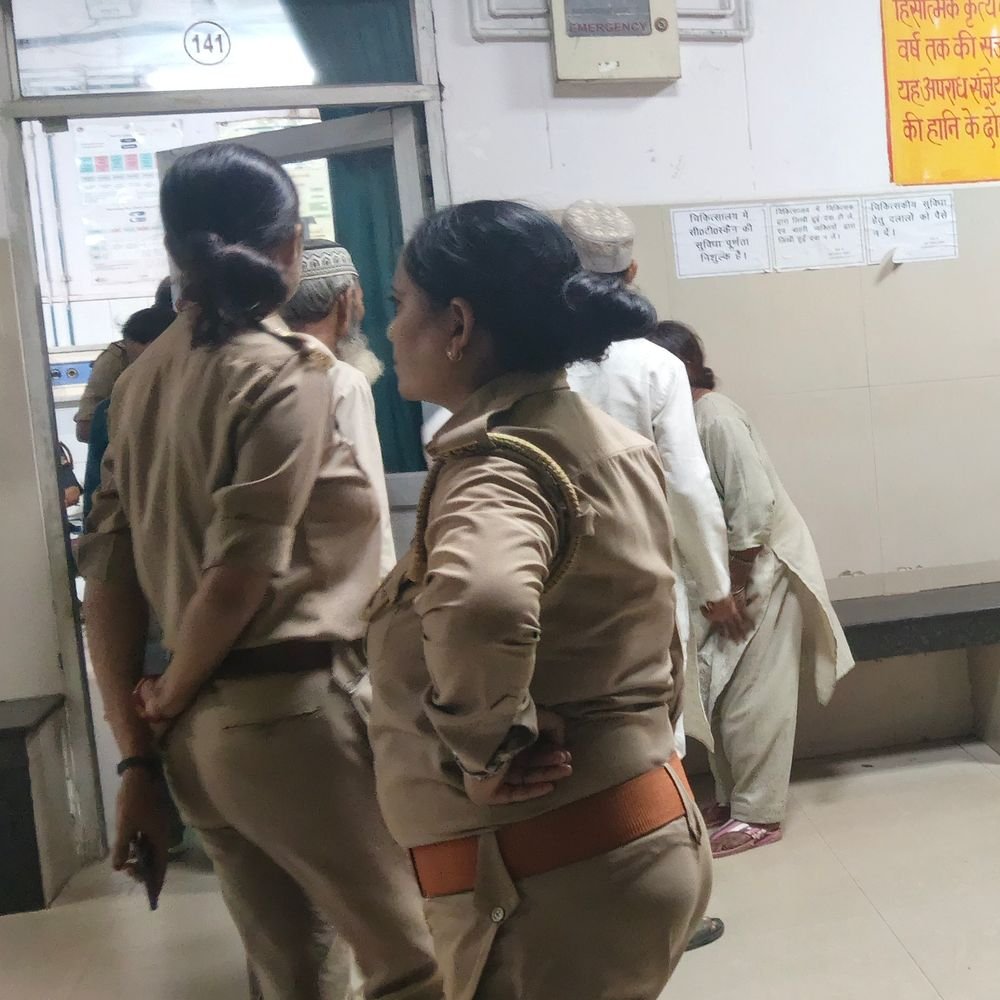 कानपुर में प्रसव के बाद जच्चा-बच्चा ने दम तोड़ा:हैलट रेफर किया था, रास्ते में मौत; परिजनों ने डॉक्टरों पर लापरवाही का आरोप लगाया