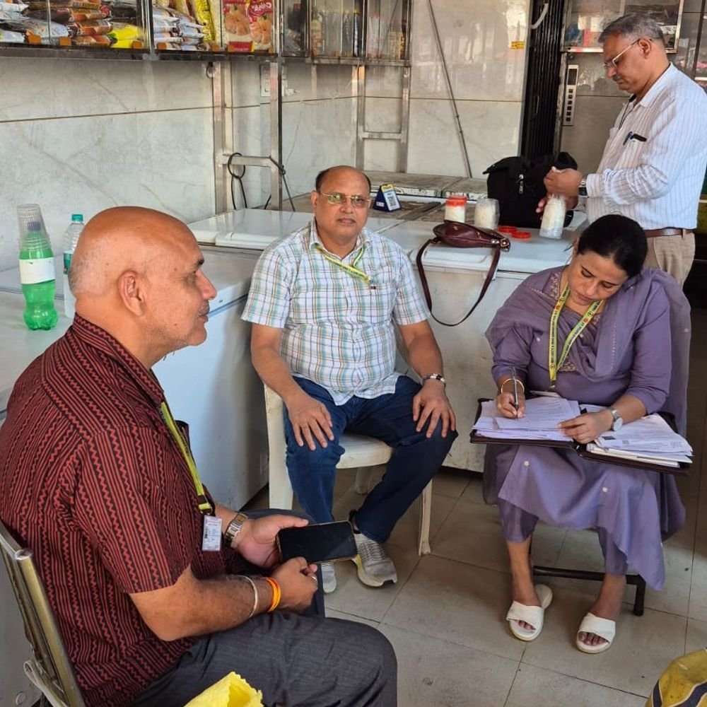हापुड़ में बोतलबंद पानी के पांच नमूने फेल:धौलाना की चार फैक्टरियों से लिए गए थे, कुछ में ई. कोलाई बैक्टीरिया भी मिला