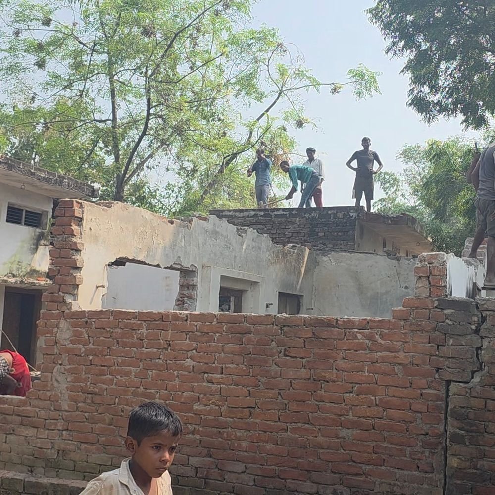 हाईकोर्ट सुनवाई से पहले बुलडोजर एक्शन:सरकारी जमीन से 26 मकान हटाने की तैयारी, 300 पुलिसकर्मी तैनात; कई परिवार खुद घर तोड़ रहे