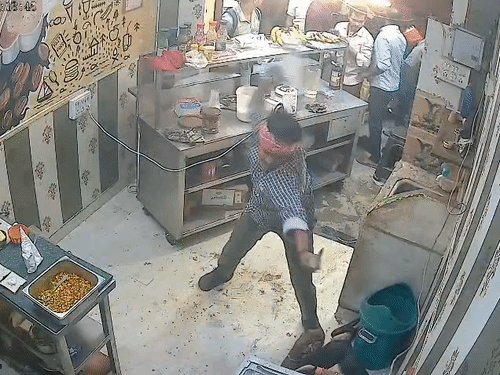 वाराणसी में दुकान के अंदर घुसकर युवक को पीटा:जग से सिर पर 8 बार किया हमला, हमलावरों से बचने के लिए दुकान में घुसा था