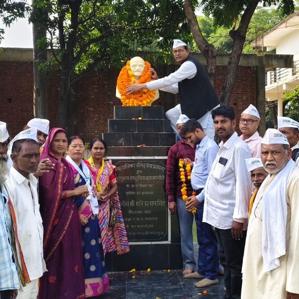 शहीद उद्यान में मनाई गांधी-शास्त्री जयंती:आप कार्यकर्ताओं ने महापुरूषों को दी श्रद्धांजलि