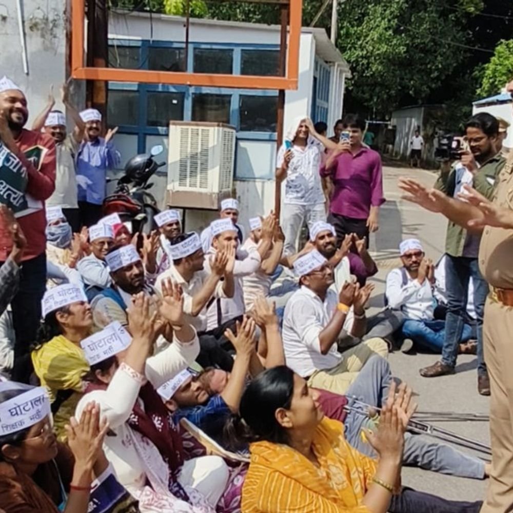 लखनऊ में 68500 शिक्षक भर्ती अभ्यर्थियों का प्रदर्शन:शिक्षा मंत्री के आवास के बाहर 45 मिनट तक सिटी बजाई, प्रदर्शनकारी बोले - नियुक्ति मिलेगी या अर्थी उठेगी