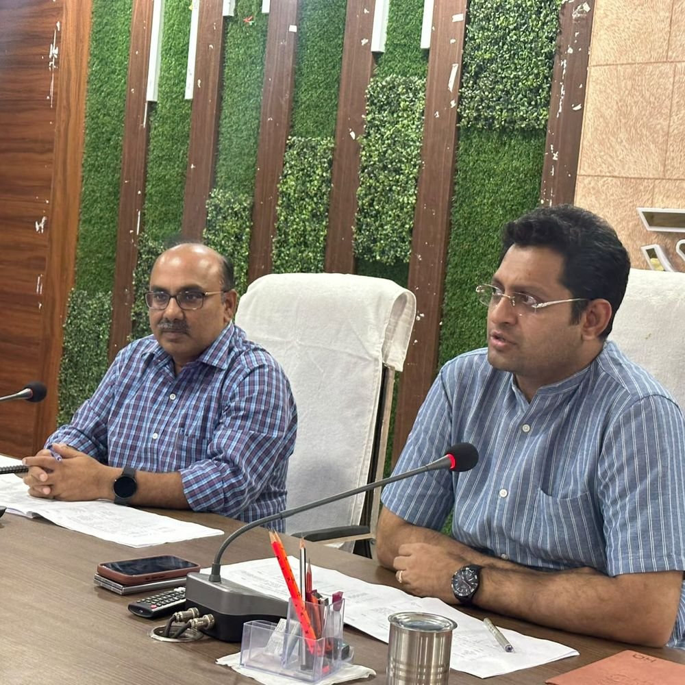 डीएम ने चकबंदी अधिकारियों को लगाई फटकार:5 साल से ज्यादा पुराने मामले 2 महीने में निपटाने के निर्देश, कारण बताओ नोटिस जारी