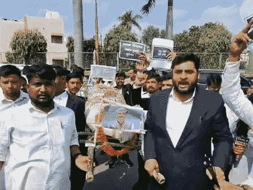 वाराणसी में अधिवक्ताओं ने निकाली CEC की शवयात्रा:न्यायालय परिसर में घुमाया, बोले - लोकतंत्र का हत्यारा ज्ञानेश कुमार मर गया
