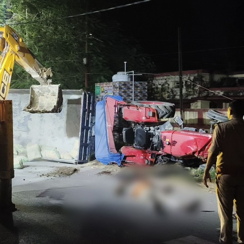 मऊ में सीमेंट लदी ट्रैक्टर-ट्रॉली पलटी, ड्राइवर की मौत:देर रात तक नहीं हो सकी मृतक की पहचान, घोसी ब्लॉक मुख्यालय के पास हादसा