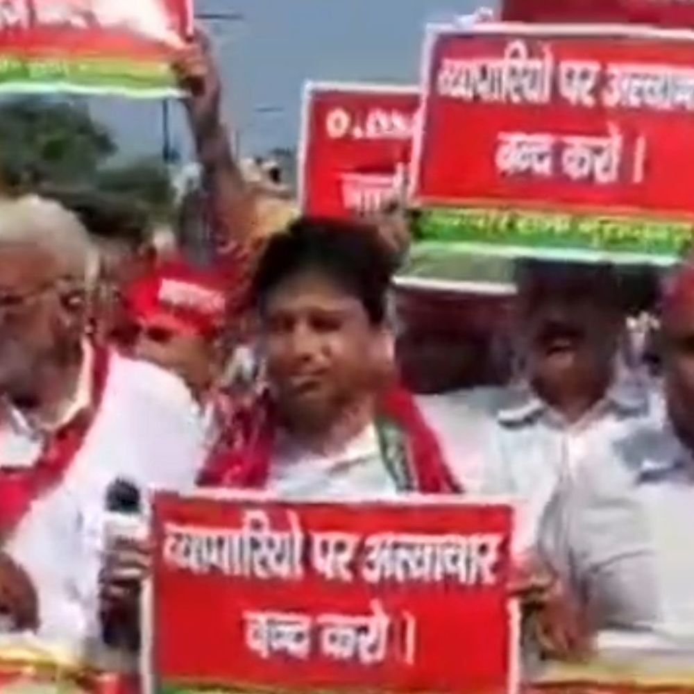 UPI चार्ज के विरोध में थाली-चम्मच बजाकर प्रदर्शन:समाजवादी व्यापार सभा ने केंद्र सरकार से पुनर्विचार की मांग की