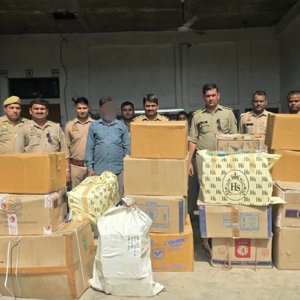बकेवर में 418 किलो पटाखों के साथ एक गिरफ्तार:फतेहपुर में घर में डंप करके रखा था, लाइसेंस नहीं दिखा सका