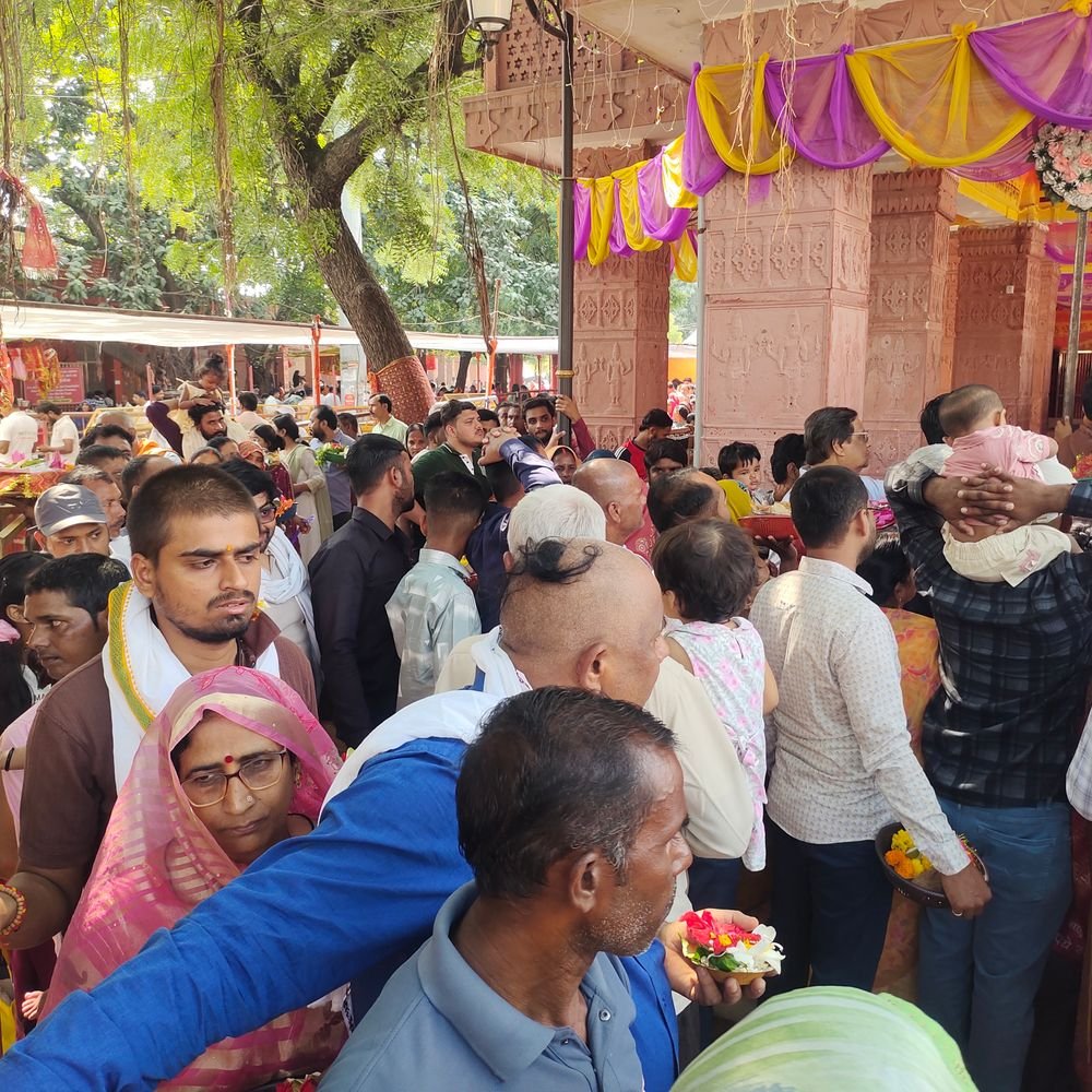 प्रयागराज में मां अलोप शंकरी के दरबार में उमड़े श्रद्धालु:बच्चों का मुंडन कराकर वेदी से स्पर्श कराया, सुख-समृद्धि की कामना की