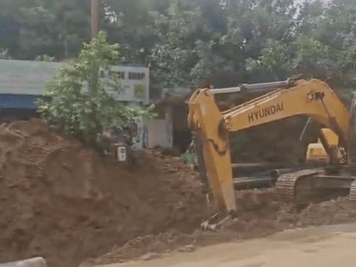 सीएम ग्रिड योजना के काम से जाम:जेसीबी से चल रही थी सड़क की खुदाई, न साइनेज लगाए और न बेरिकेडिंग की, घंटों परेशान रहे
