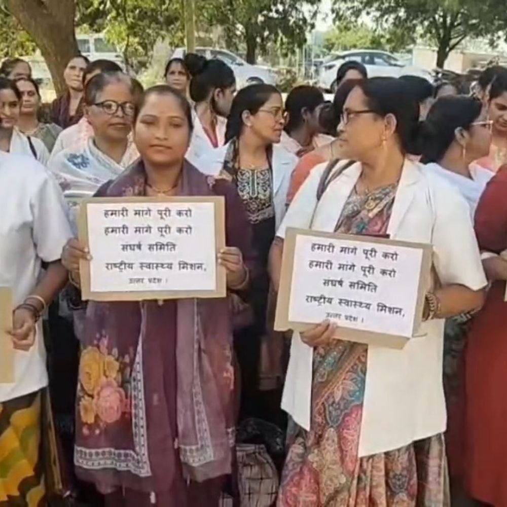 NHM संविदा कर्मियों ने न्यूनतम वेतन और नियमितीकरण मांगा:पांच सूत्रीय मांगों को लेकर CMO कार्यालय में की नारेबाजी, अनिश्चितकालीन धरने की चेतावनी दी