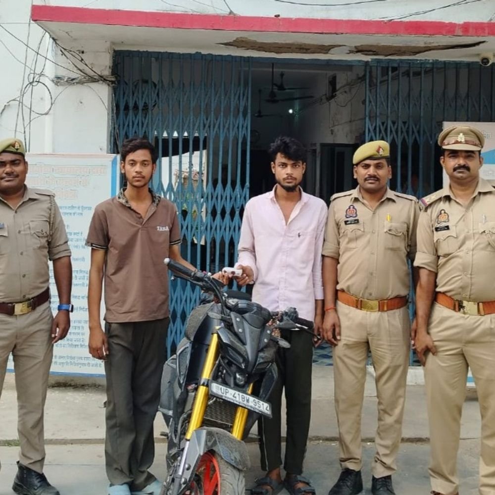 बाराबंकी में चेन स्नैचिंग के दो आरोपी गिरफ्तार:सीसीटीवी से पहचान कर दबोचा, तीन टुकड़ों में चेन और बाइक बरामद