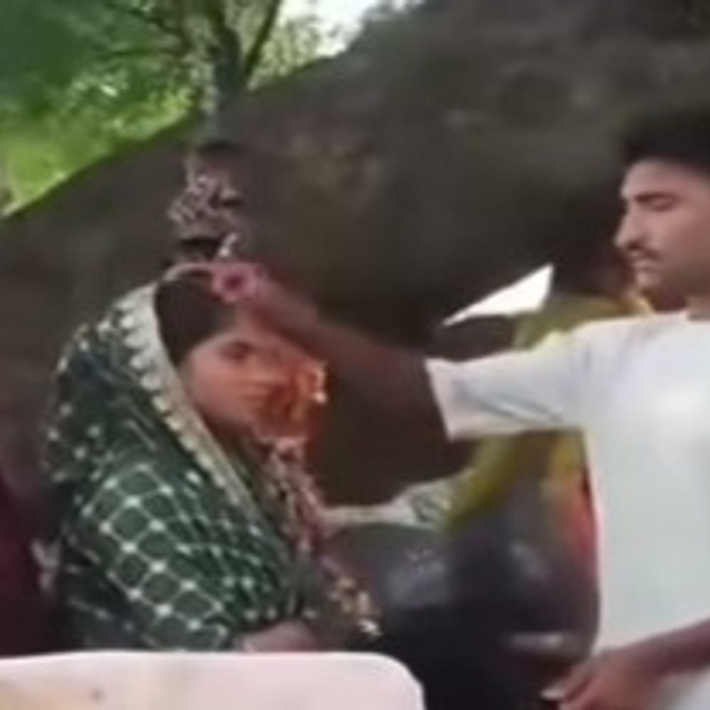 प्रेमी और प्रेमिका की ग्रामीणों ने मंदिर में करवाया शादी:अम्बेडकरनगर में रात में गर्ल फ्रेंड से मिलने पहुंचा था बॉयफ्रेंड, परिजनों ने दिया आशीर्वाद