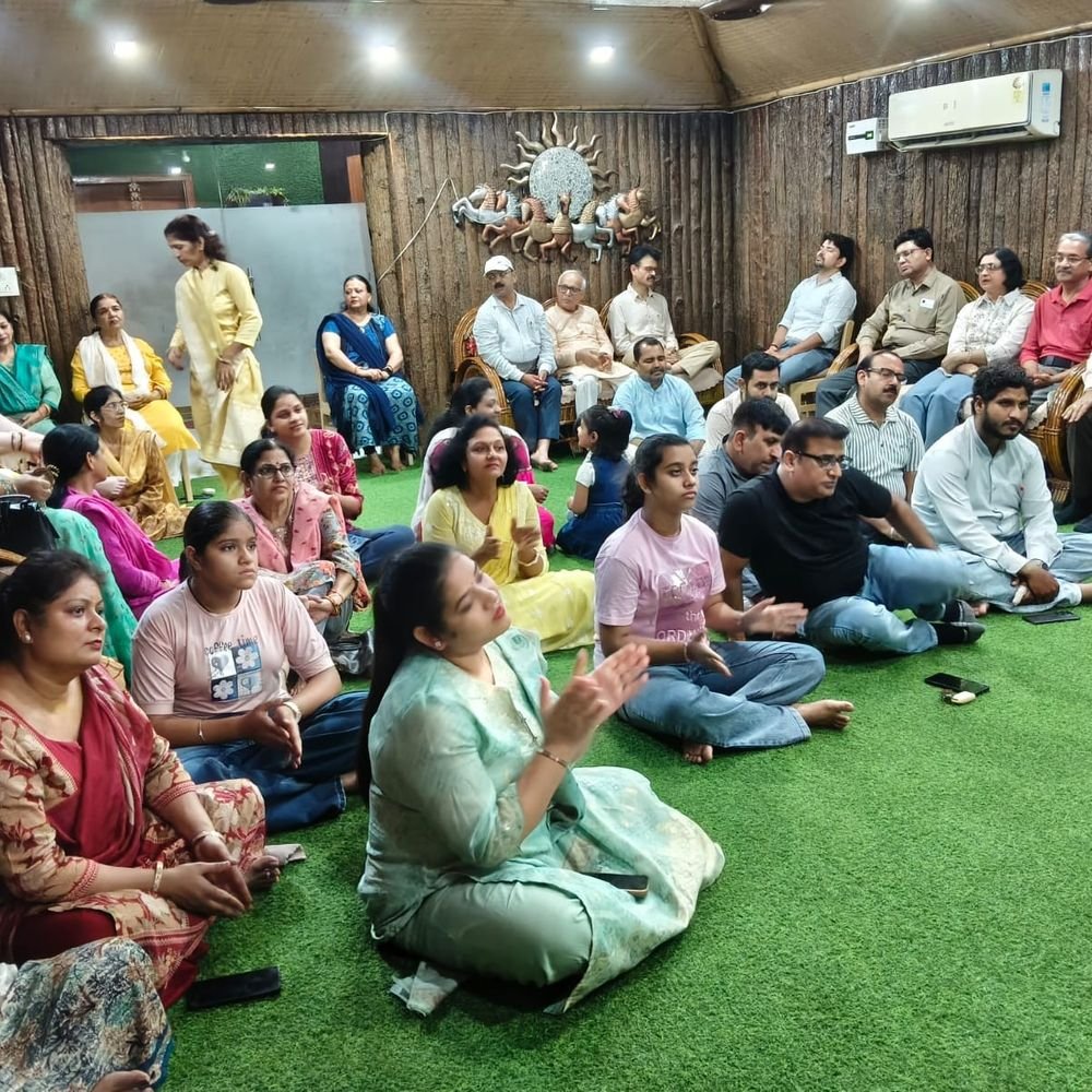 मेरठ में आर्ट ऑफ लिविंग का सत्संग:भजनों की प्रस्तुतियों से भक्तिमय माहौल, ध्यान संग प्राणायाम का दिया संदेश