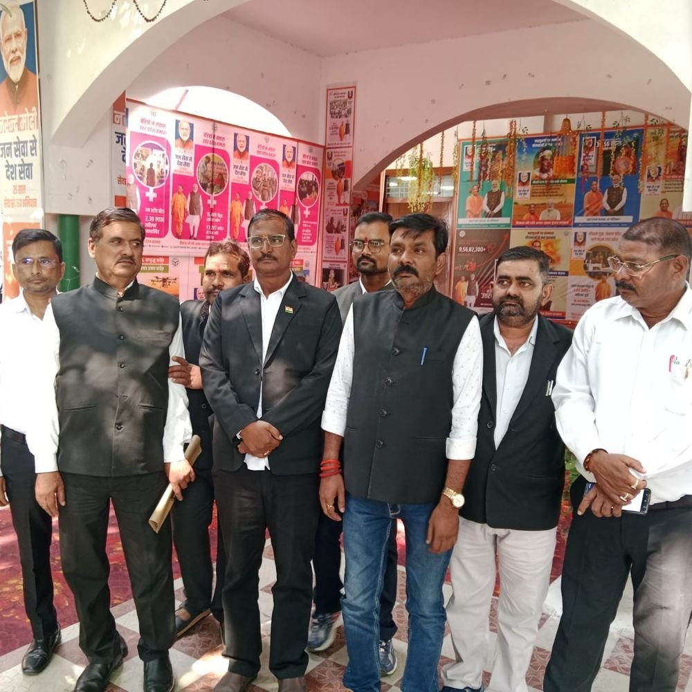 धौरहरा के अधिवक्ताओं ने एसडीएम के ट्रांसफर की मांग की:न्यायालय और प्रशासनिक कार्यों में रुचि न लेने का आरोप, डीएम को सौंपा ज्ञापन
