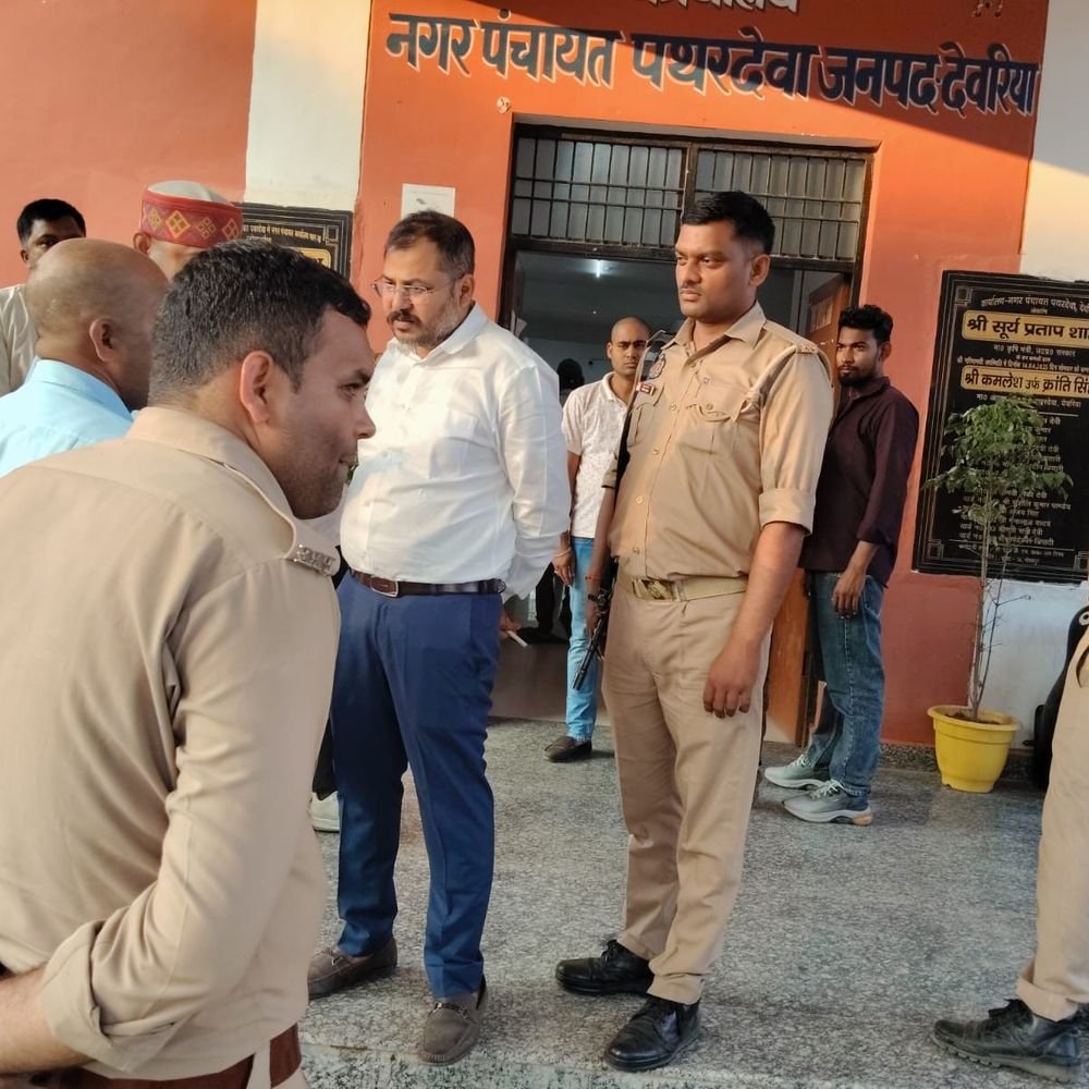 ठेकेदार समेत 3 आरोपी गिरफ्तार, जेल भेजे गए:पथरदेवा ईओ विवाद में अध्यक्ष और ईओ को सुरक्षा मिली, पुलिस दोनों पक्षों की जांच कर रही है