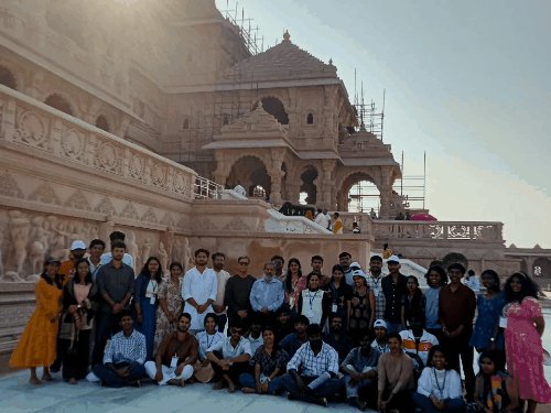 अयोध्या में केरलम से अयोध्या पहुंचे 55 युवा:रामलला के दर्शन कर समझी रामनगरी की संस्कृति