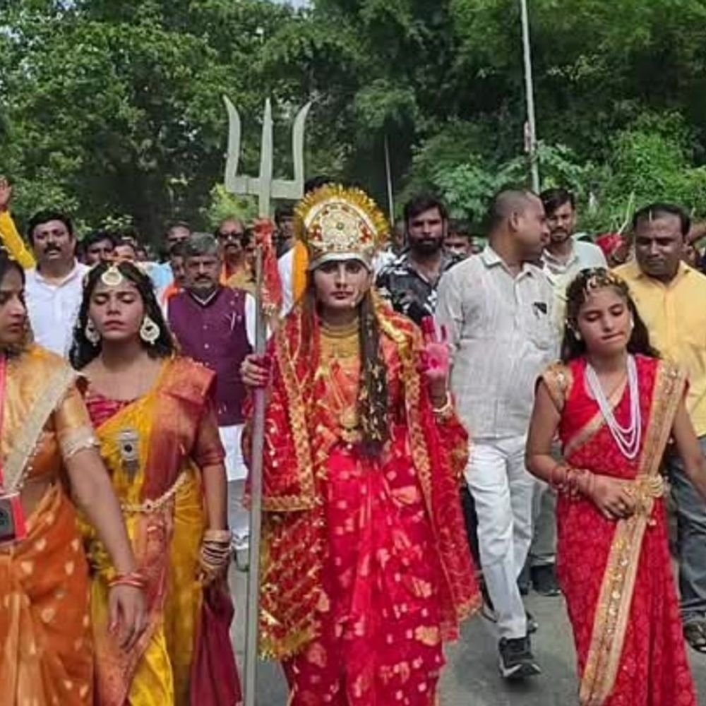 251मीटर लंबी चुनरी लेकर मां कामाख्या धाम पहुंचीं 10000 महिलाएं:जगह-जगह हुआ स्वागत, बड़ी संख्या में लोग हुए शामिल