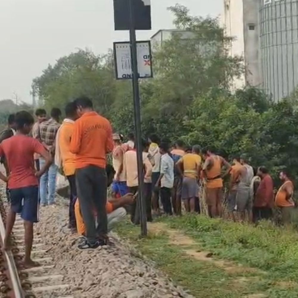 रेलवे क्रॉसिंग पर ट्रेन की चपेट में आई महिला:मौके पर तोड़ा दम, 50 साल की महिला की नहीं हो सकी पहचान