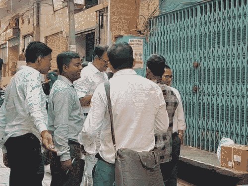 सप्तसागर दवा मंडी में सत्यापन के लिए पहुंची UPFSDA टीम:दवा दुकानों का चेक किया लाइसेंस, 30-35 संदिग्ध दुकानें मिलीं बंद