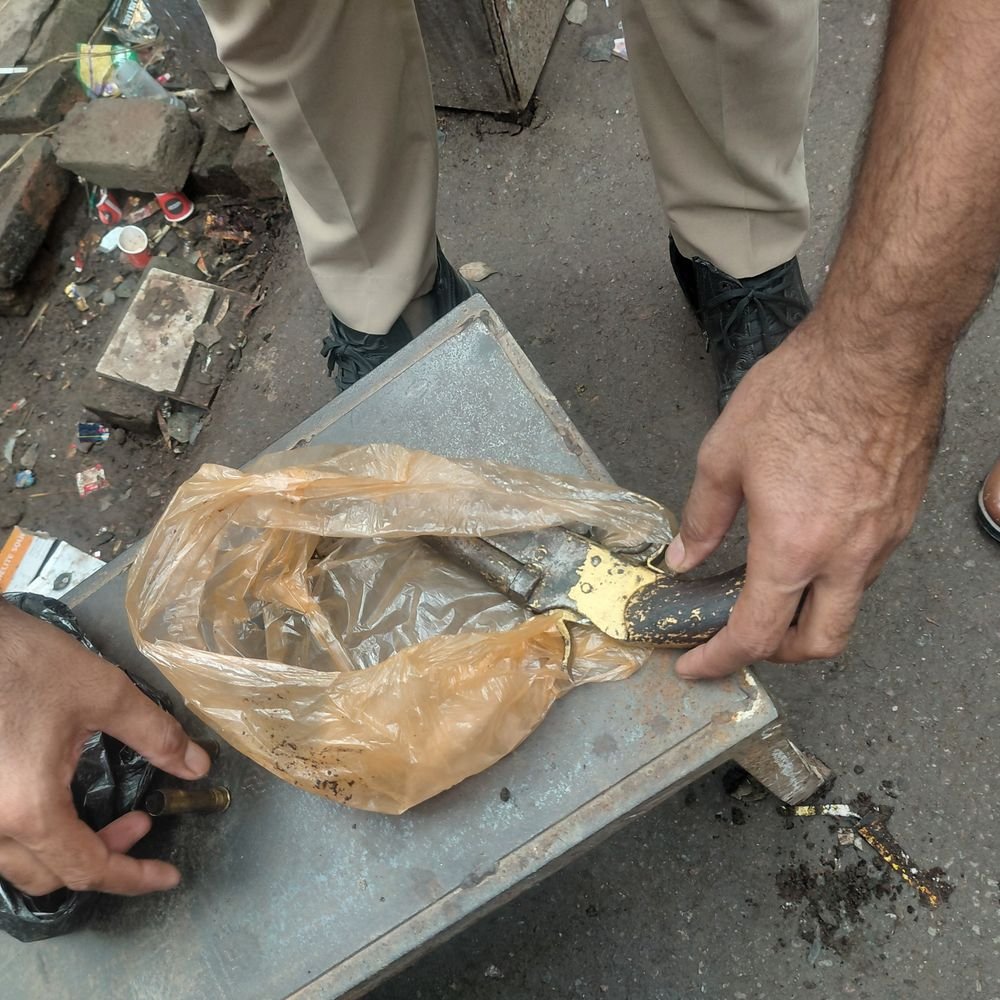 जालौन में पान की दुकान के नीचे मिला तमंचा:जगम्मनपुर बाजार में 315 बोर का हथियार, 2 खोखा कारतूस बरामद