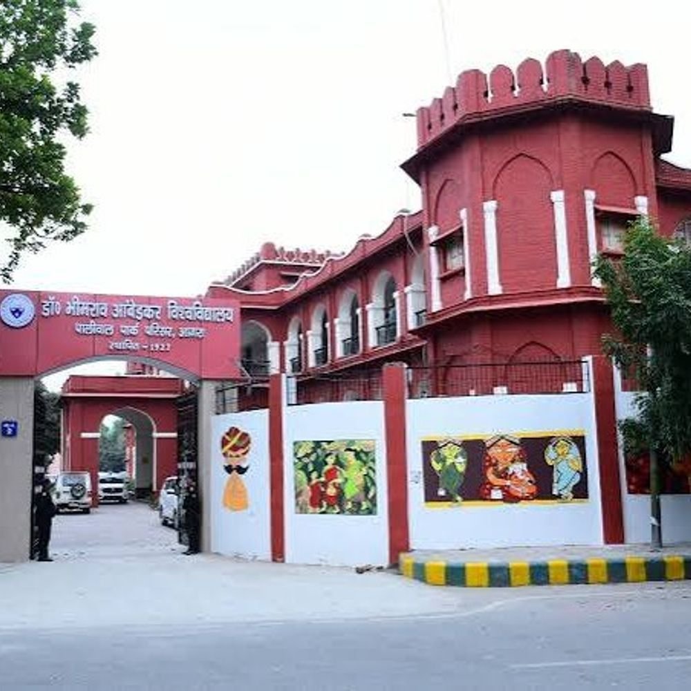 आगरा यूनिवर्सिटी में मार्कशीट को लेकर हंगामा:छात्रनेता और कर्मचारी में गाली-गलौज ,कर्मचारी ने छात्र नेताओं को बताया दलाल