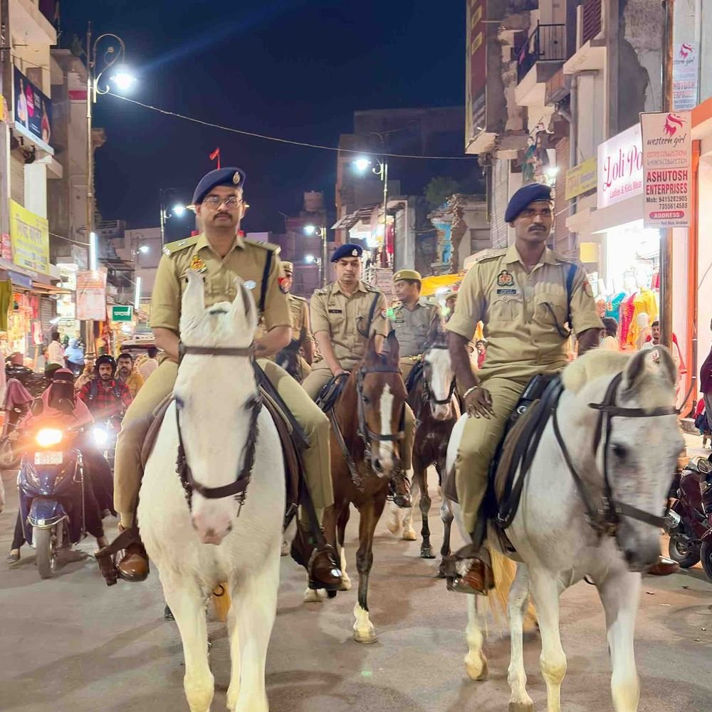 गोरखपुर में त्योहारों से पहले घुड़सवार पुलिस ने मोर्चा संभाला:SP सिटी ने 5 प्रमुख इलाकों में गश्त की, सुरक्षा व्यवस्था का जायजा लिया