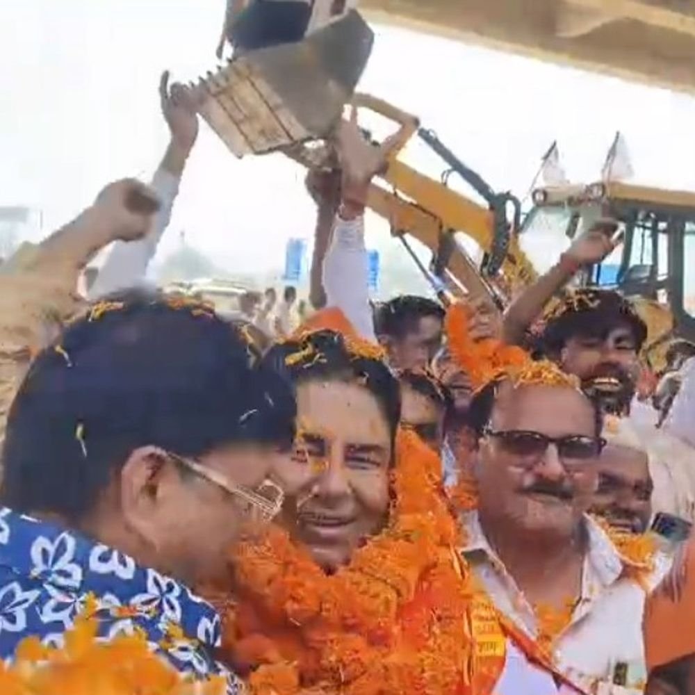 किसान मोर्चा प्रदेश मंत्री पर बुलडोजर से बरसाए फूल:योगी की हनुमान जी से तुलना की, बोले- अपराधी-माफिया पर कार्रवाई से जनता खुश, विपक्षी नाराज