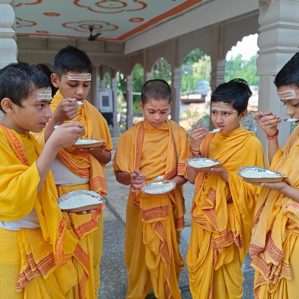 वेद विद्यालय में चंद्र पूजन:सामवेदाचार्य ब्रजमोहन पाण्डेय ने बताया शरद पूर्णिमा पर खीर का धार्मिक महत्व