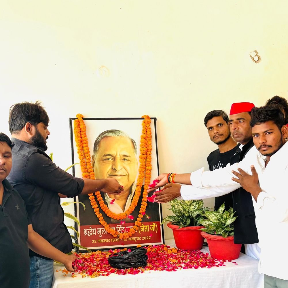 देवरिया में मुलायम सिंह यादव को दी श्रद्धांजलि:2027 में सपा सरकार बनाने का आह्वान, नेताओं ने नेताजी के विचारों पर चलने का लिया संकल्प