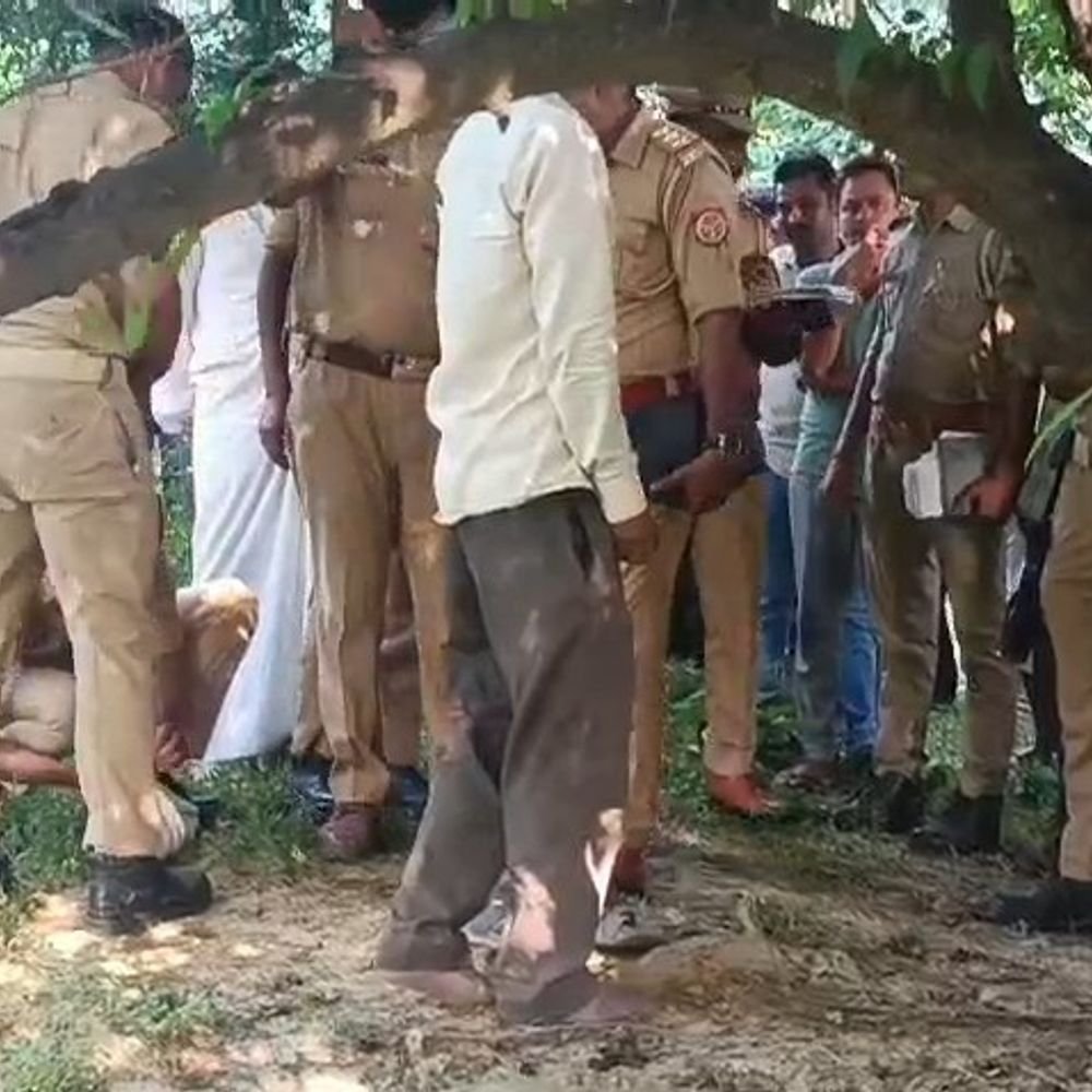 जमीन विवाद में पूर्व-प्रधानाध्यापक की संदिग्ध मौत:प्रतापगढ़ में पेड़ से लटका मिला शव, परिजनों ने हत्या का आरोप लगाया