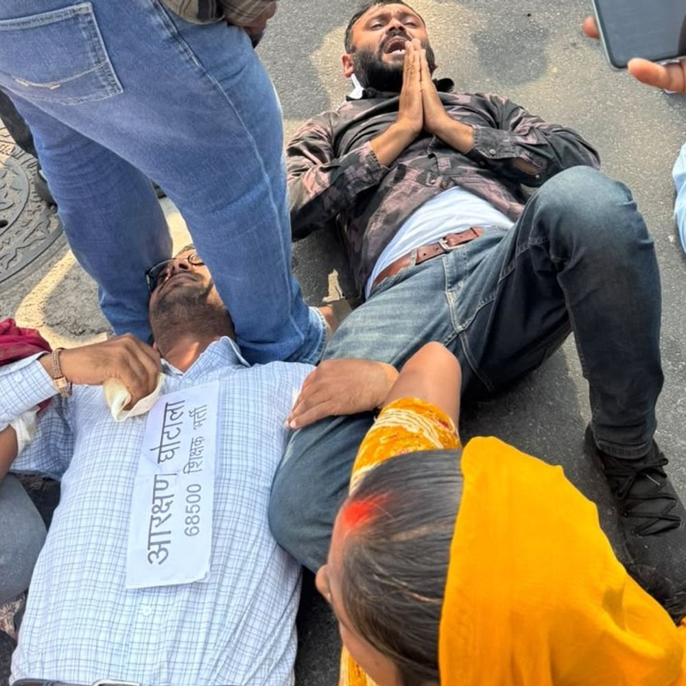 लखनऊ में 68500 शिक्षक भर्ती अभ्यर्थियों का प्रदर्शन:केशव प्रसाद मौर्या का घेरा, पुलिस टांग कर ले गई , प्रदर्शन के दौरान अभ्यर्थी कि तबियत बिगड़ी