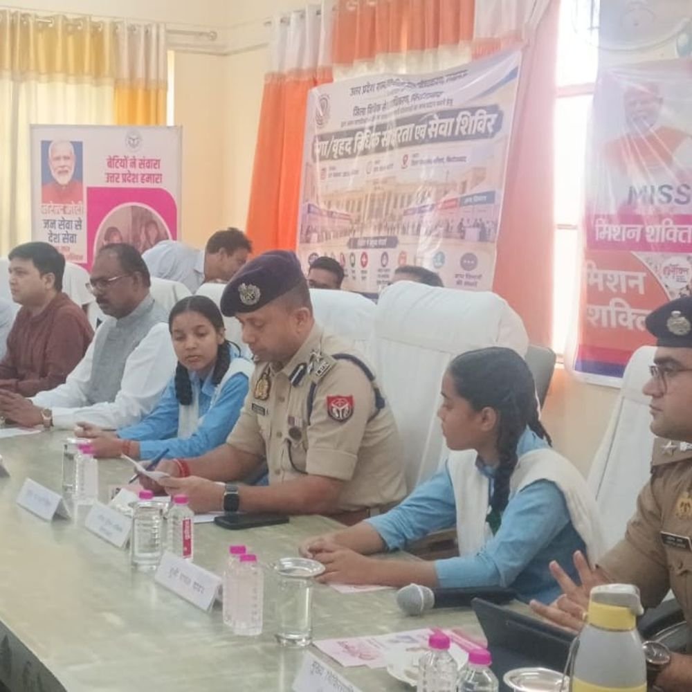 टूंडला में छात्राओं ने संभाली डीएम और एसएसपी की भूमिका:सुनीं फरियादियों की समस्याएं, मिशन शक्ति में दिखा बेटियों के सशक्तिकरण का उदाहरण