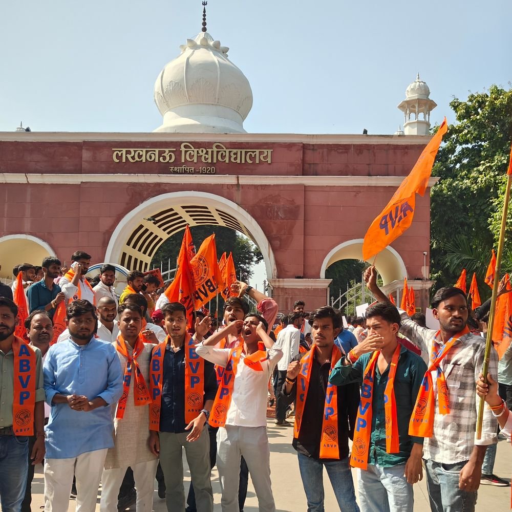 लखनऊ में ABVP का विरोध प्रदर्शन:कॉकरोच जनता पार्टी के खिलाफ भरी हुंकार , बोले - नेहा बोरा धूल विद्यार्थी परिषद आंधी है