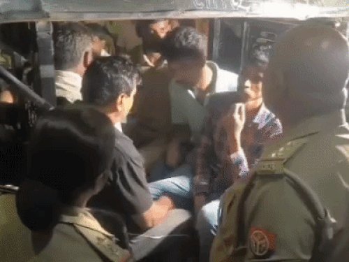 चाय के दुकान की आड़ में चल रहा था जुआ:पुलिस ने अचानक मारा छापा,बोले-साहब पहली बार था माफ पर दीजिए