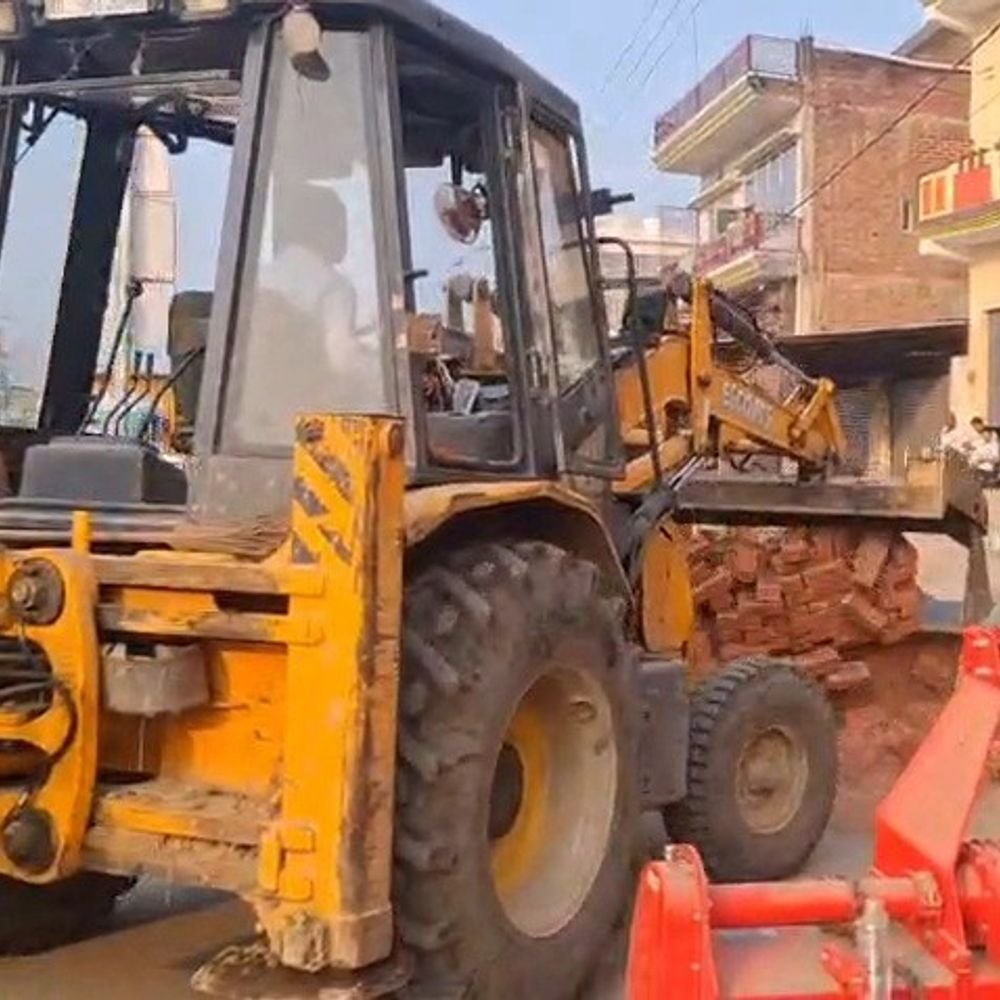 इटावा में 70 दुकानों के बाहर अतिक्रमण पर चला बुलडोजर:दुकानदारों ने बिना नोटिस कार्रवाई का आरोप लगाया, प्रशासन ने कहा- अभियान जारी रहेगा