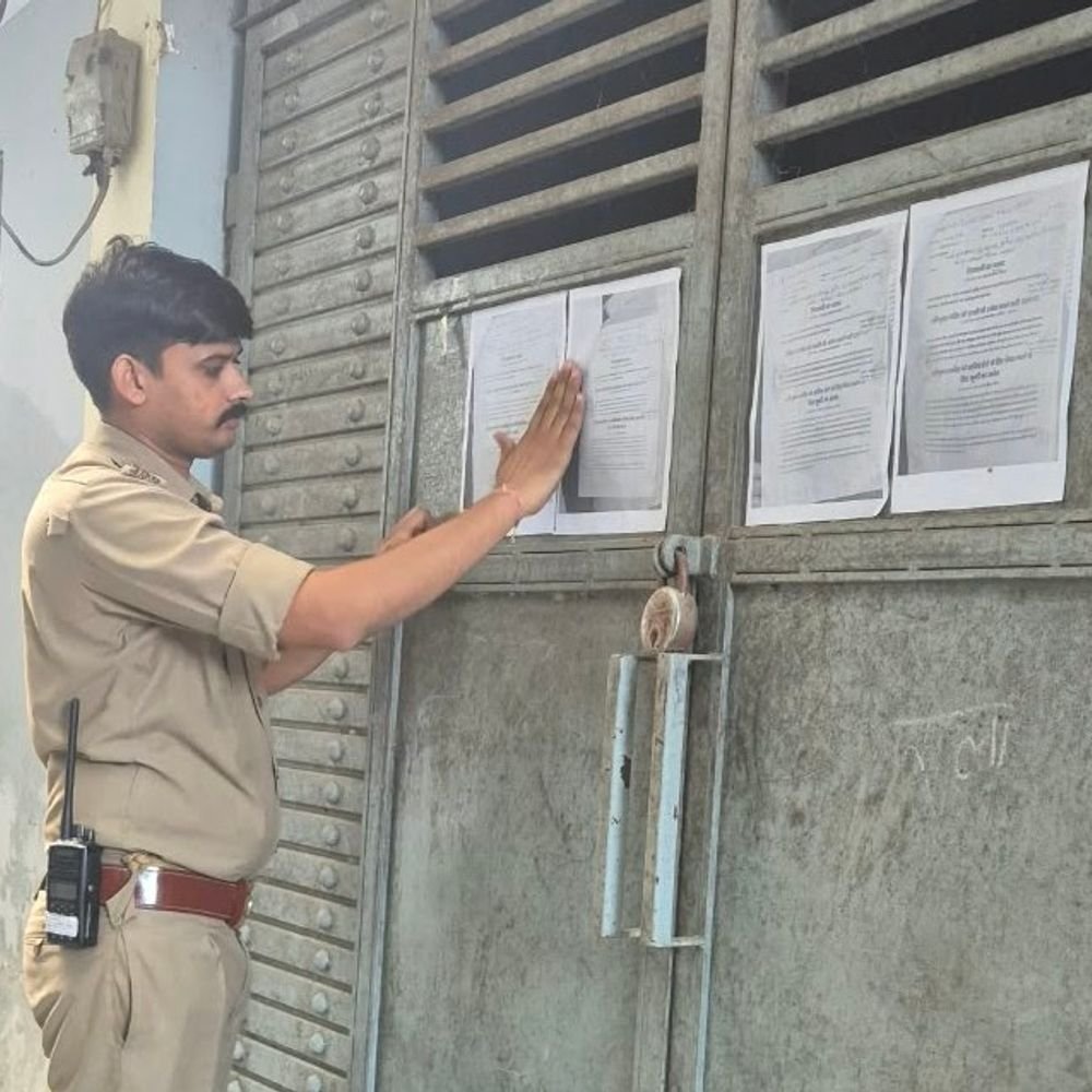 संभल हिंसा के आरोपी शारिक साठा के घर नोटिस चस्पा:कोर्ट में पेश नहीं होने पर मुनादी, चार मुकदमों में जारी हुई उद्घोषणा की कार्रवाई