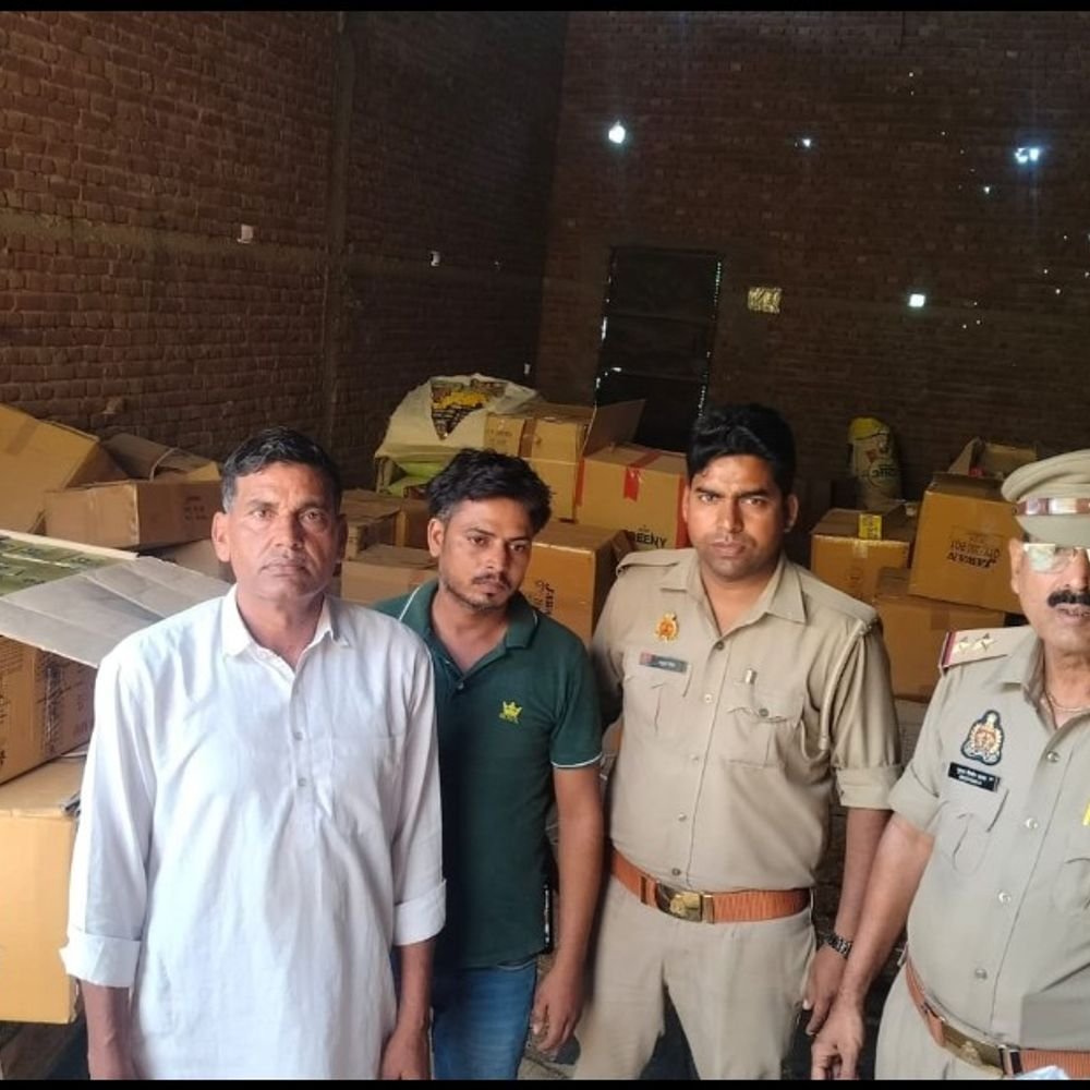 हाथरस में पुलिस ने अवैध आतिशबाजी पकड़ी:गोदाम से 12 लाख के पटाखे बरामद, 2 लोग गिरफ्तार