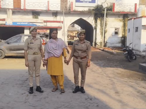 बरेली में बुर्का पहनकर फरार हुई महिला बंदी गिरफ्तार:25 हजार का था इनाम, जिला अस्पताल से बेटों की मदद से भागी थी