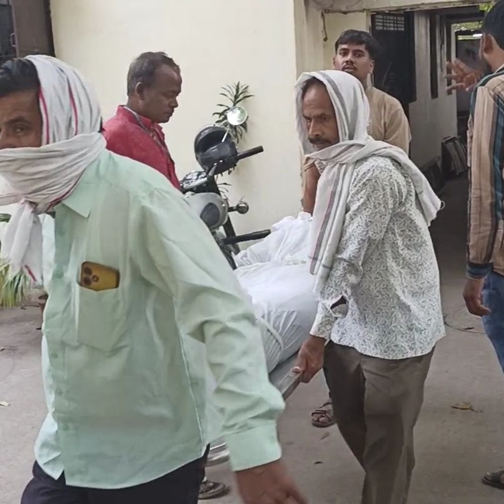 ट्रेन के आगे कूदकर अधेड़ ने दी जान:कानपुर में रेलवे ट्रैक पर मिला शव, एक किमी दूर पड़ा था पैर