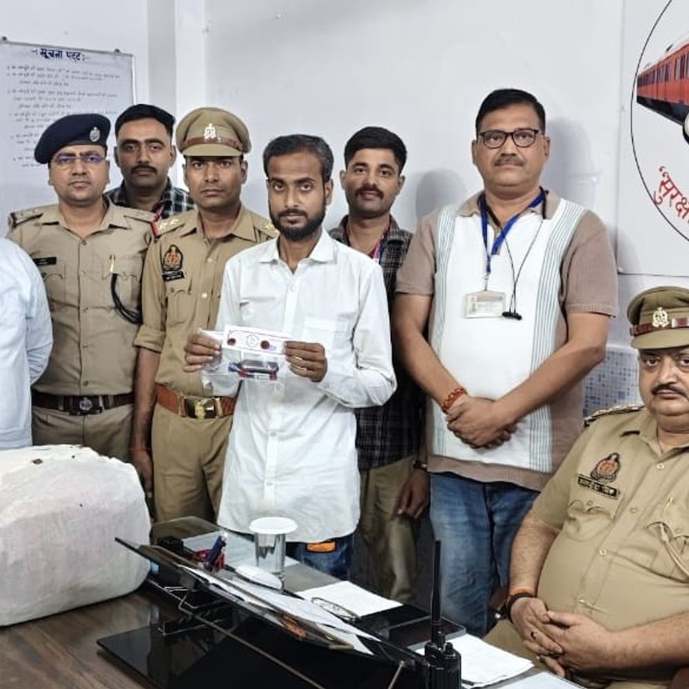 प्रयागराज में 64 शीशी कोडीन सिरप के साथ तस्कर गिरफ्तार:ट्रेनों से मुंबई ले जाकर ऊंचे दामों पर बेचता था सिरप, GRP और RPF ने पकड़ा