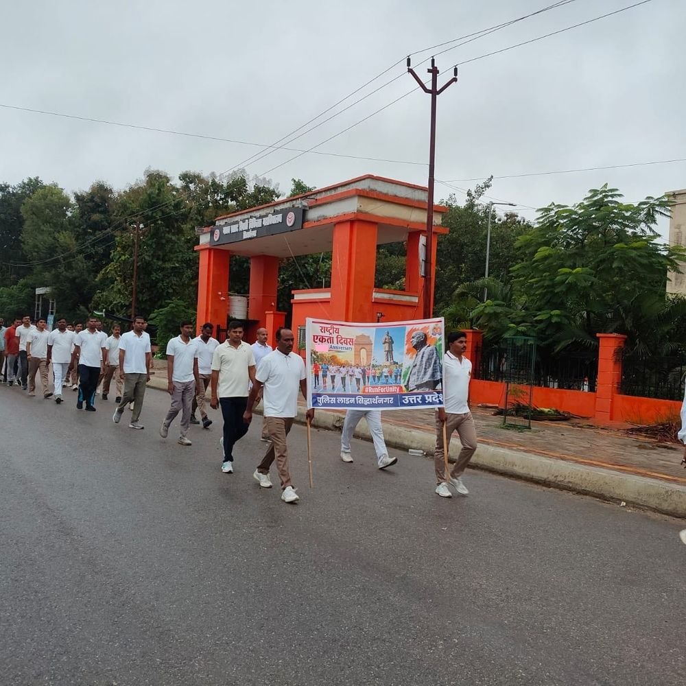 राष्ट्रीय एकता दिवस पर पुलिसकर्मियों ने दौड़ लगाई:सिद्धार्थनगर में निरीक्षक चंद्र प्रताप सिंह ने हरी झंडी दिखाई