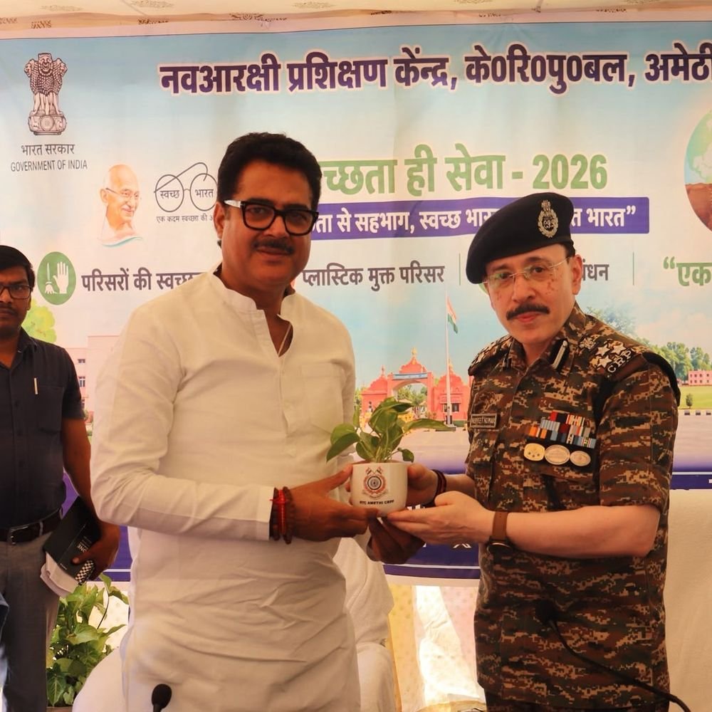 सीआरपीएफ ने मनाई गांधी-शास्त्री जयंती:सफाईकर्मियों को सम्मान, प्रतियोगिता विजेता छात्र को दिया 5 हजार का चेक